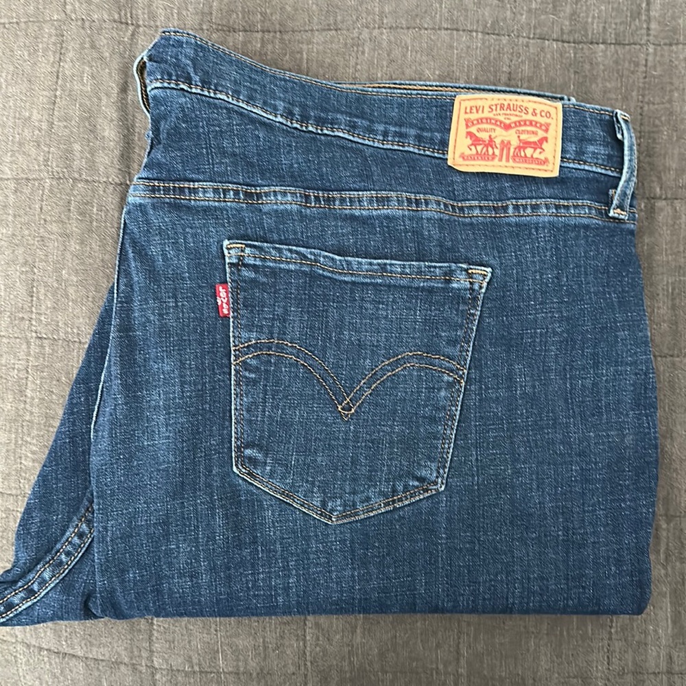 Women’s Levi’s classic straight jeans.